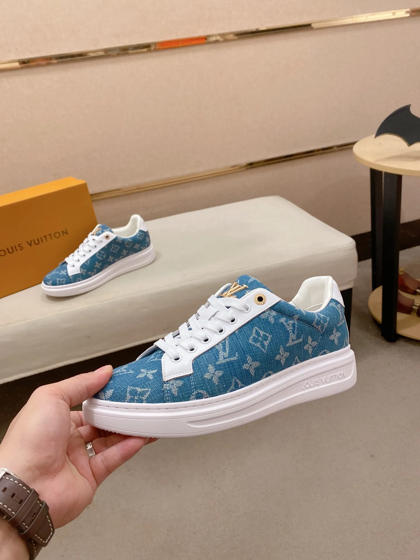 Men's shoes 💰: 400💰🎉🎉LV~Louis Vuitton trendy men's shoes New shipments Latest matching The same style as the official website Super high quality Hot sales of the season [strong] [strong] [strong] Selected first-layer cowhide, comfortable cowhide lining, original last, comfortable on the foot, wear-resistant rubber outsole Size number: 38-44.